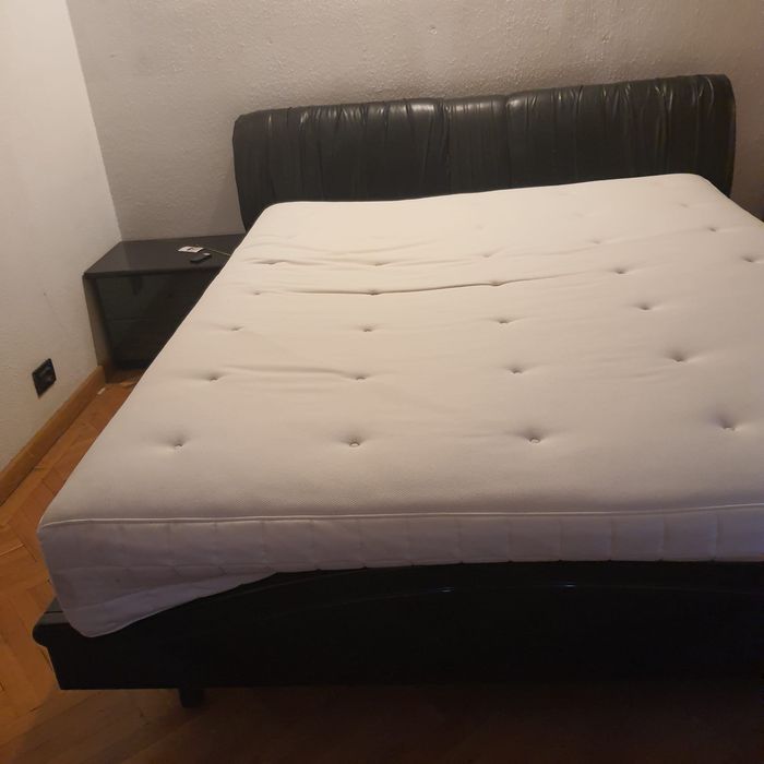 Mobila de dormitor, pat cu saltea,  noptiere si comoda cu 4 sertare.