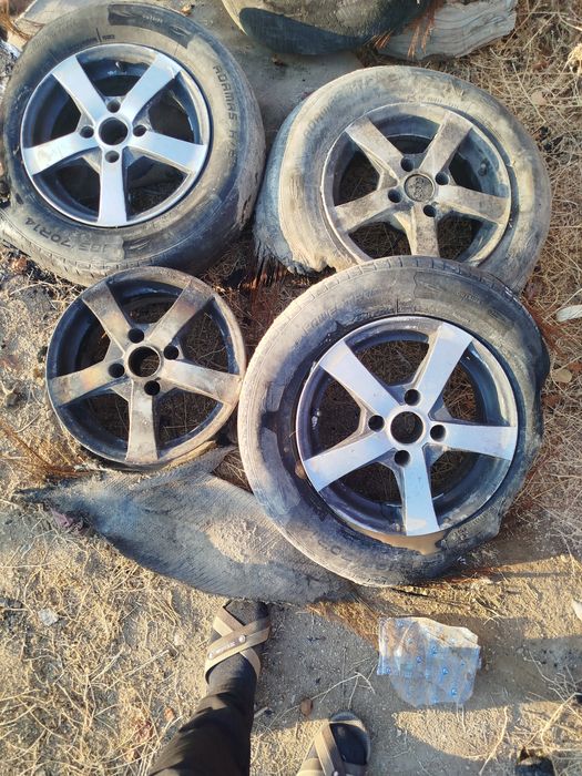 Титанка Ауди 80 Б3 де тұрған