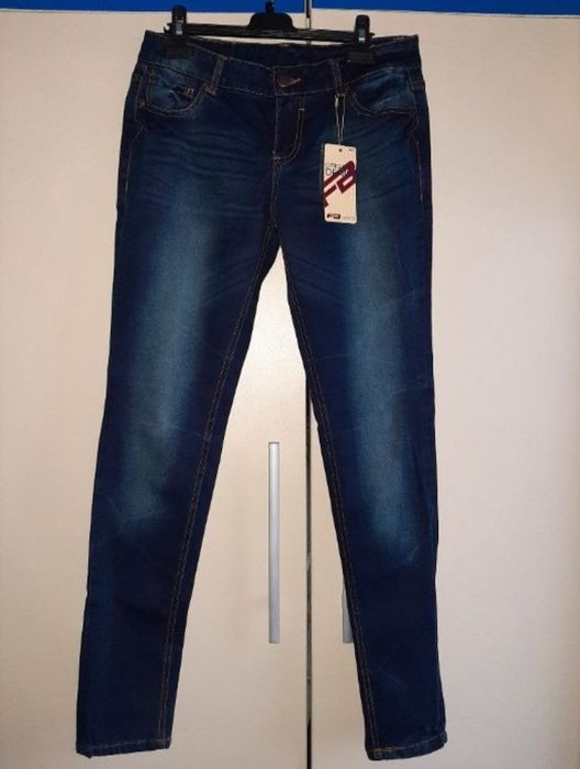 Blugi skinny Fishbone mărime 28 noi cu etichetă.