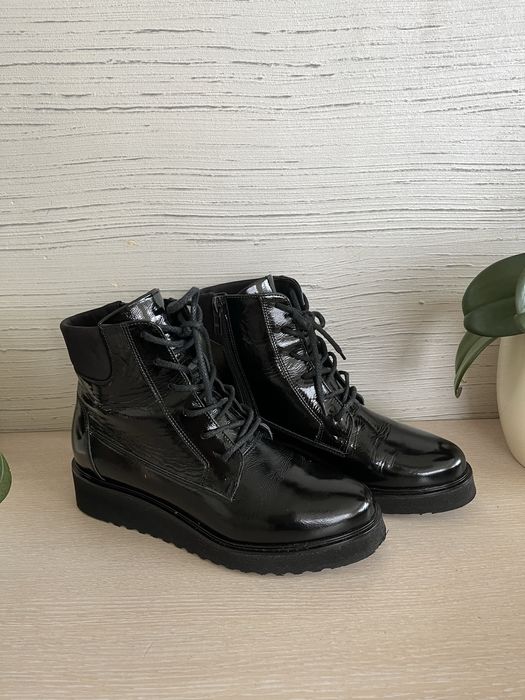 Боти от естествена кожа - лак и велур