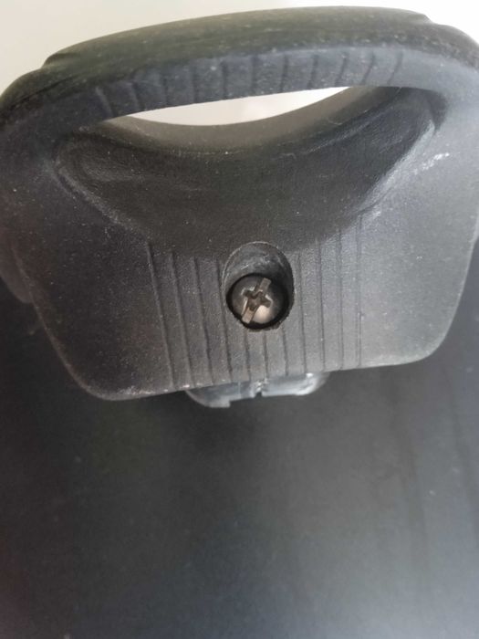 Черна тенджера с диаметър 24 см.