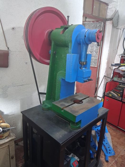 Продавам ексцентрик преса 25 тона