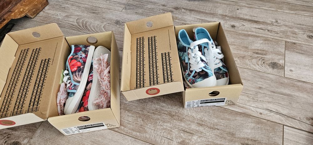 Teniși Kappa ,mama - fiica
Sunt noi 
Originali Kappa 
Mărimile 37 și 3