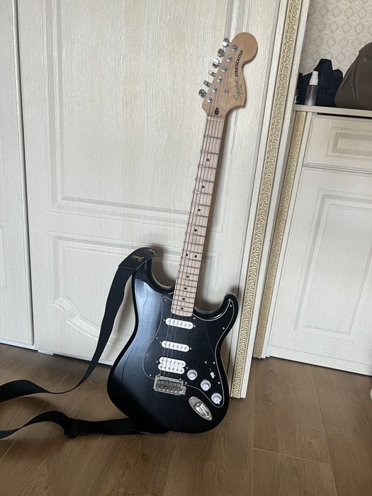 Электрогитара Squier Affinity Stratocaster вместе с комбоусилителем