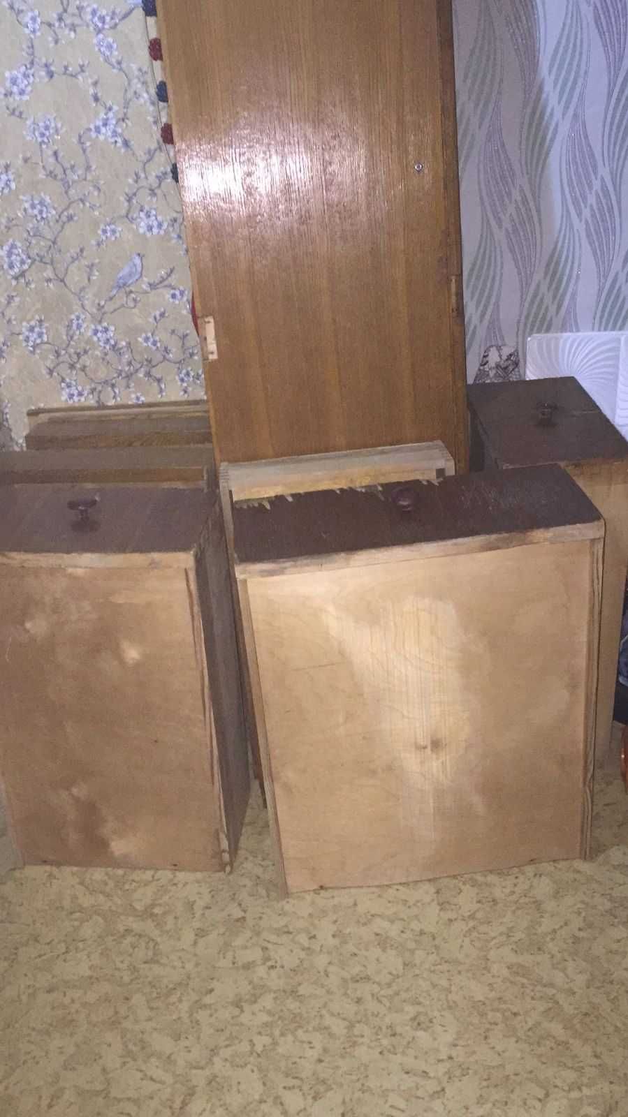 Отдам деревянные: шкаф, кровать, дверная коробка и дверь (на дрова).