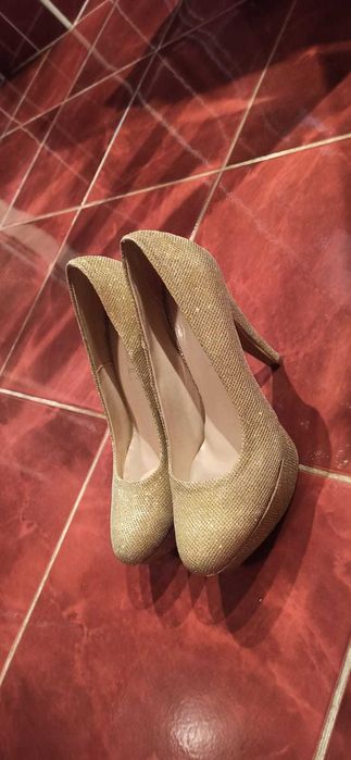 Pantofi cu platformă și toc, aurii cu sclipici