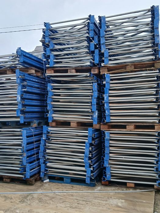 Avem rafturi metalice industriale reglabile