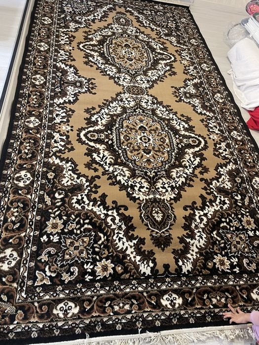 Продам ковёр два одинаковых 2/4 в отличном состоянии.