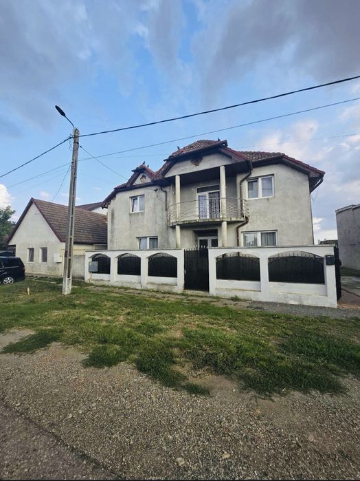 Casa moderna de vanzare