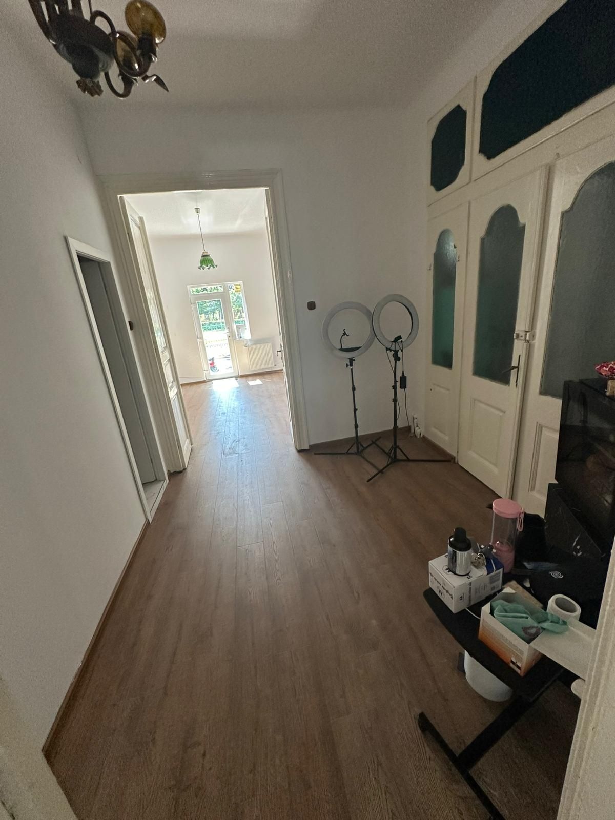 Închiriez 2 camere în salon de înfrumusețare