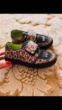 Adidasi animal print DKNY