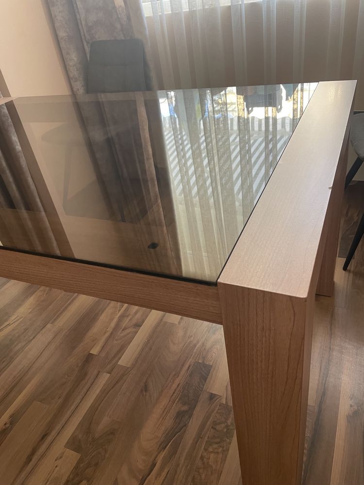Трапезна маса със стъкло