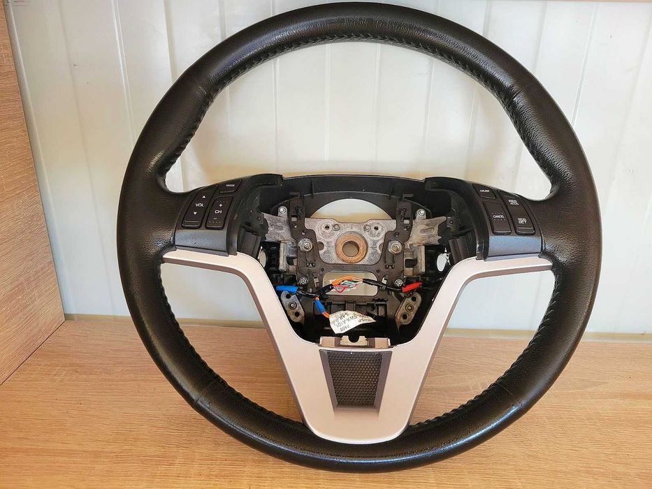 Продавам много запазен кожен  волан за Honda CRV 2007 до 2012