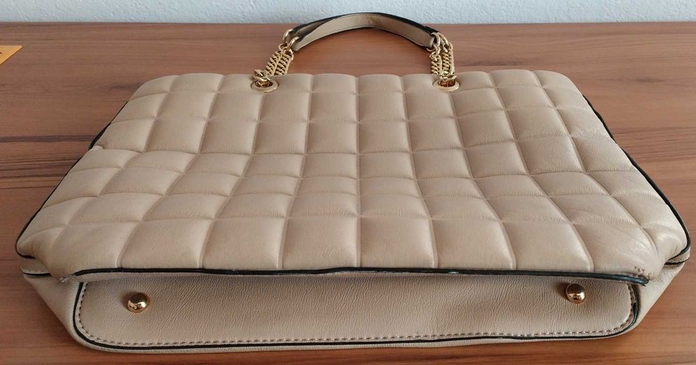 Дамска чанта в бежов цвят