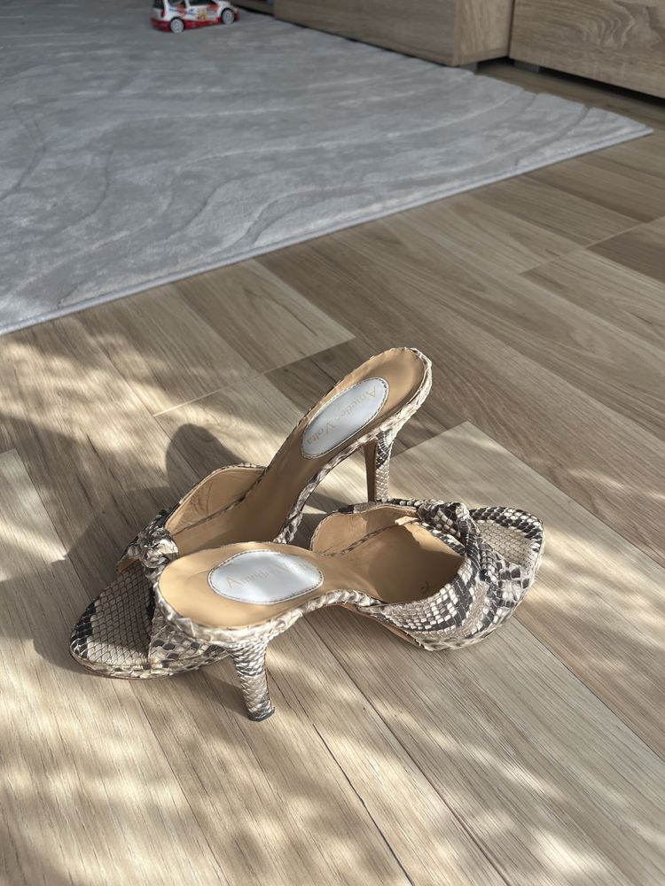 Vand pantofi pret in functie de pereche