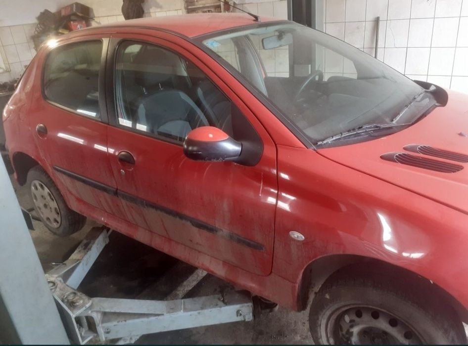 Dezmembrez Peugeot 206 1.4 benzina/1.4 diesel