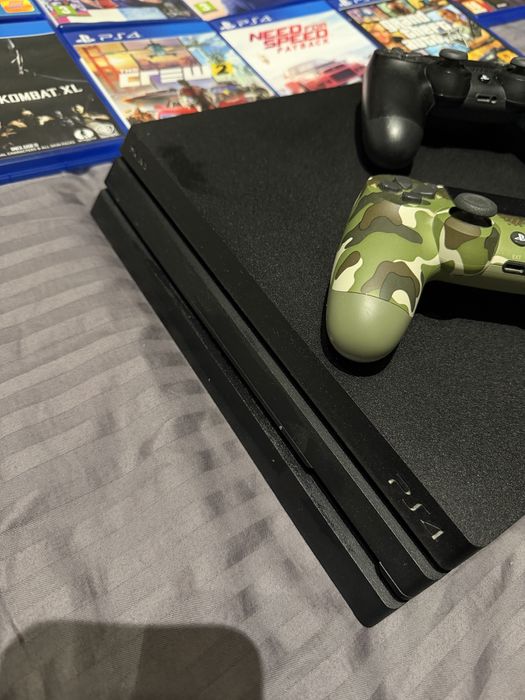 PS4 Pro + 2 controllere + 9 jocuri – impecabil, folosit foarte puțin