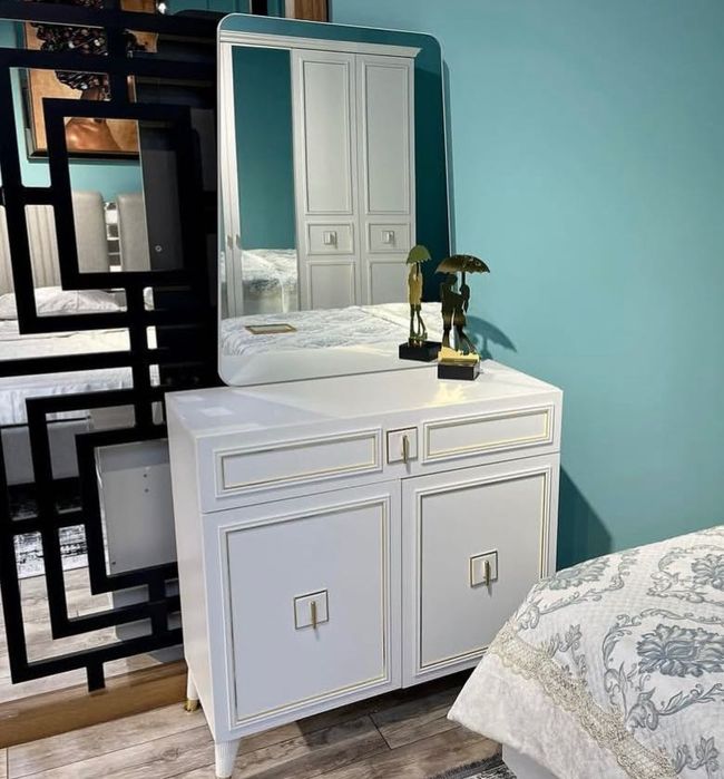 Продается камод с зеркалом в идеальном состоянии