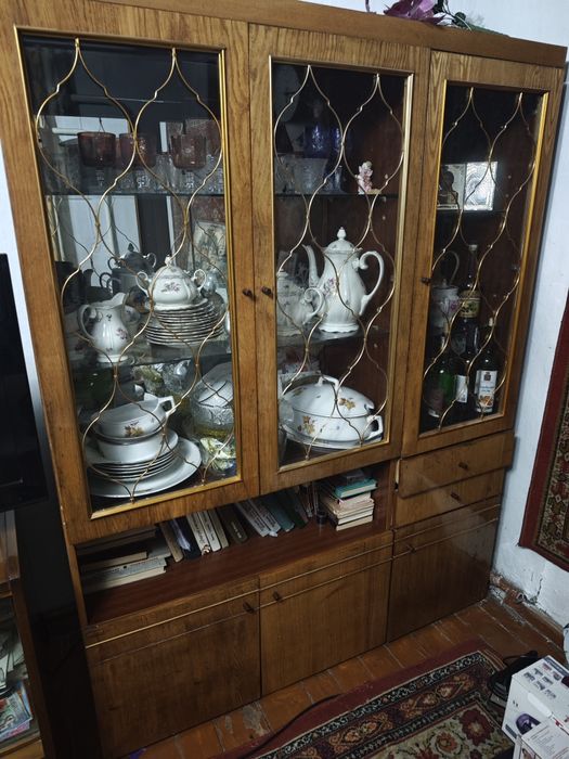 Сервант б/у. Самовывоз.