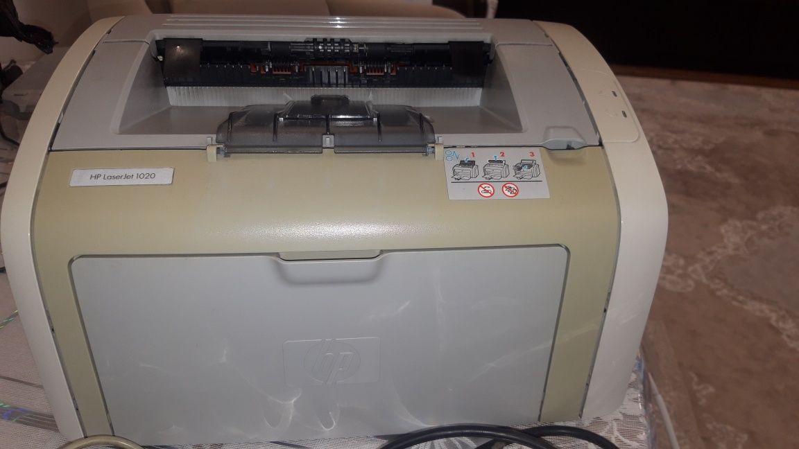 Принтер HP LaserJet 1020, также имеется DVD.