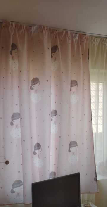 Vând 2 buc draperie camera copil 140 cm lățime gata incretita.