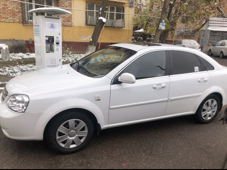 Chevrolet Lacetti 1,8 sotiladi holati yahshi ozimmizzi moshina