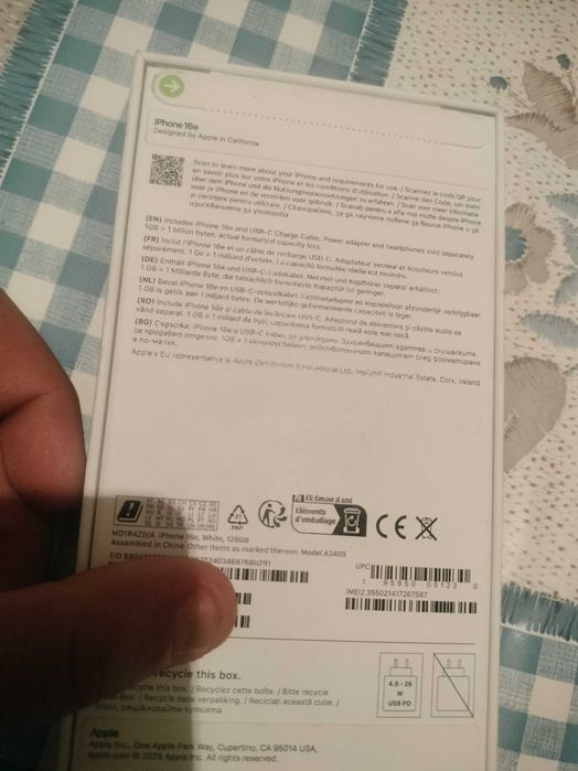Айфоне 16 е(бял)