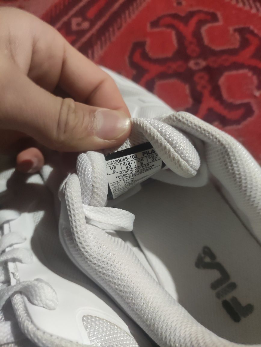 Продавам дамски обувки Fila