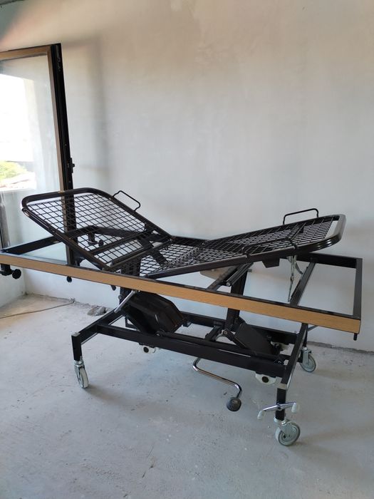 Pat reglabil cu noptiera multifuncțională pentru ingrijit bolnavi.