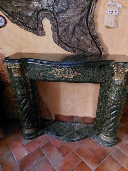 Masca de semineu.si doua canapele