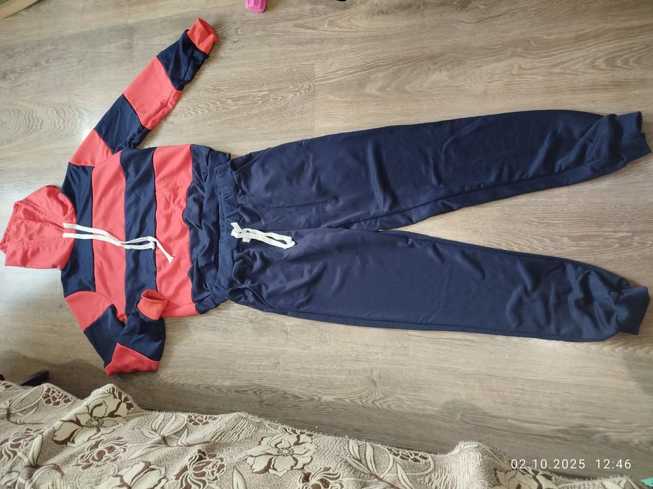 Продается женский  спортивный костюм