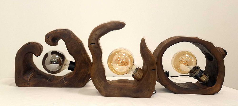 Ръчно изработени лампи от дърво.