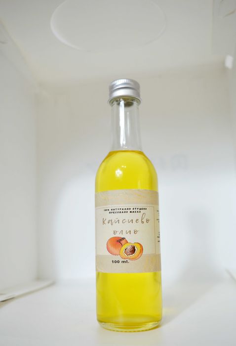 Масло от кайсиеви ядки ,100% студено пресовано