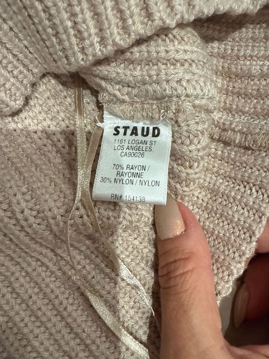 Дамски бежов пуловер