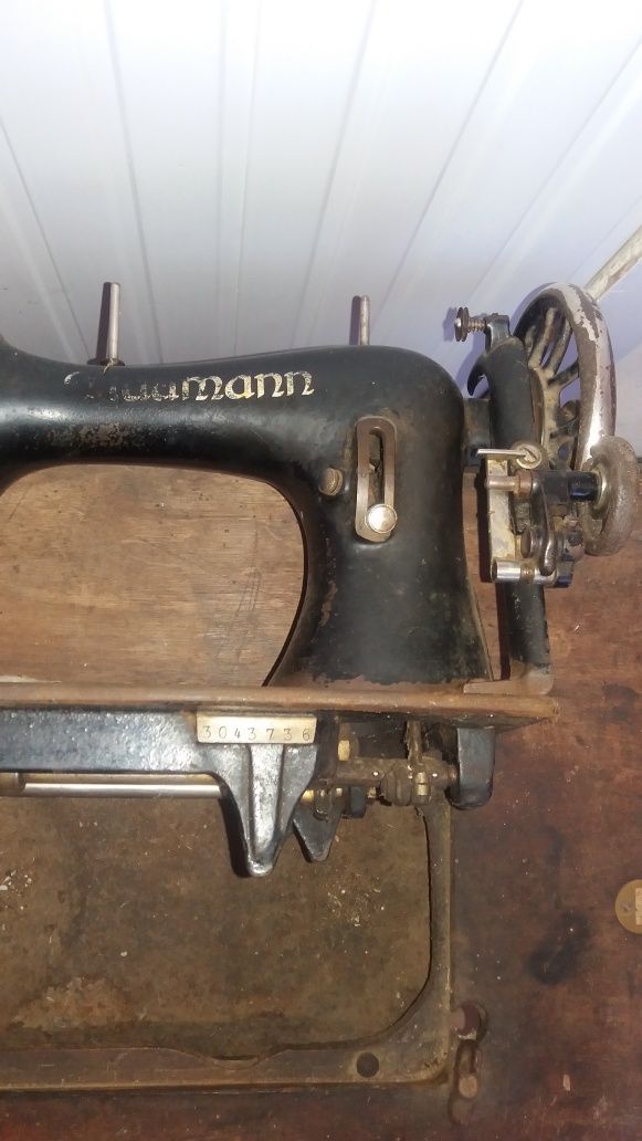 Mașină de cusut vintage NAUMANN