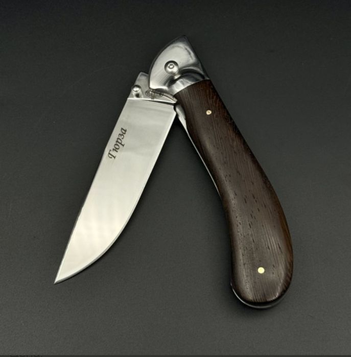 Ловен нож с дървена дръжка.