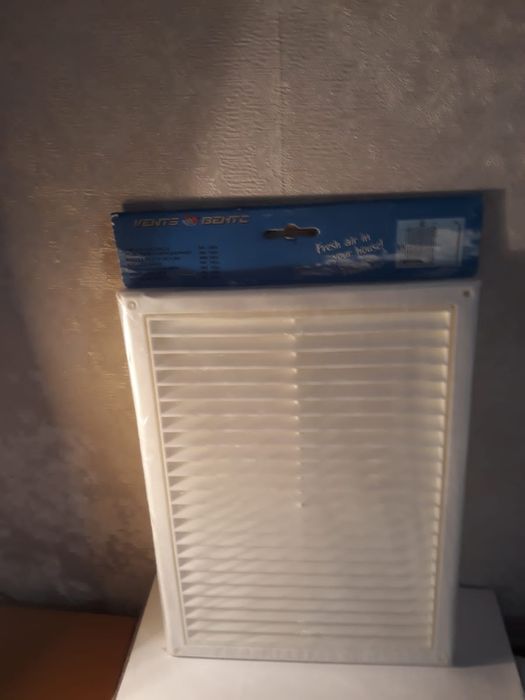 Новая вентиляционная решетка в упаковке размером 22см  × 30 см.