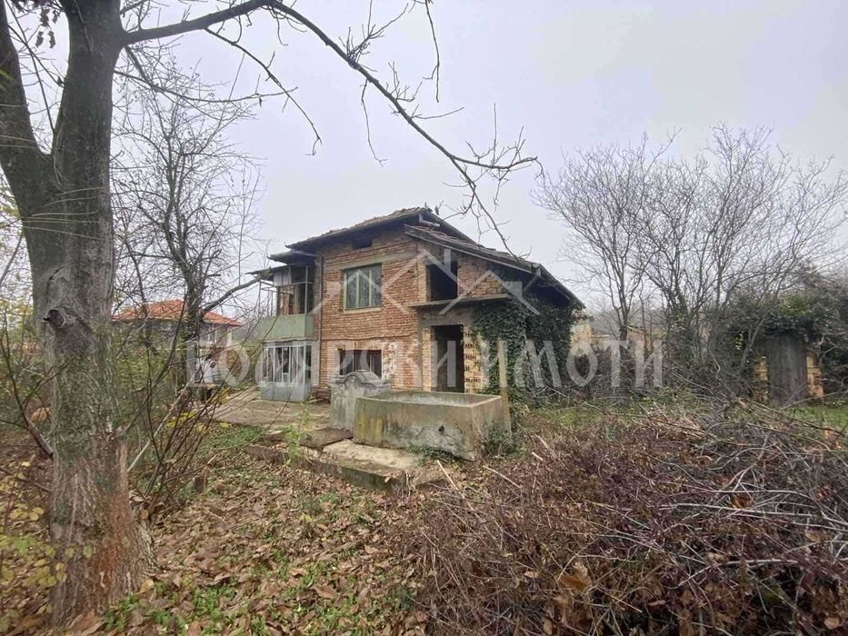 Двуетажна къща за ремонт в село Обединение