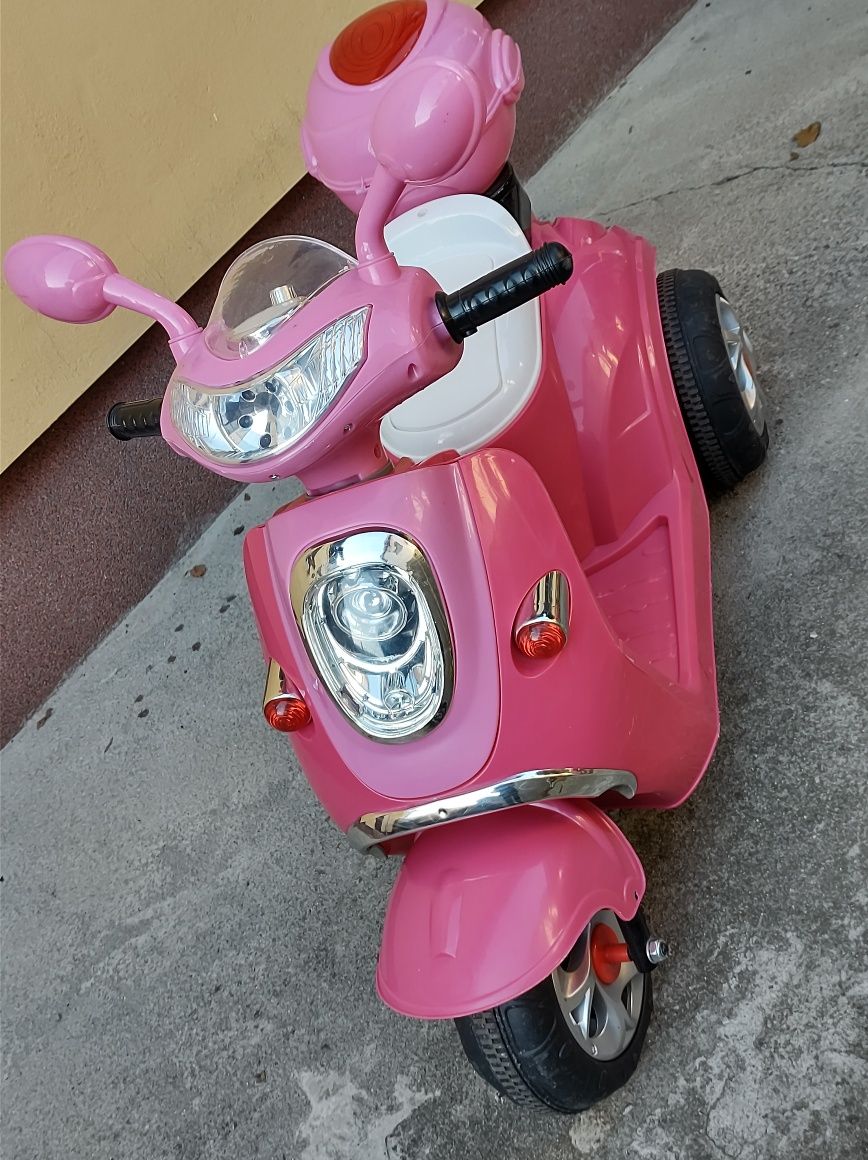 Scooter/mașină electrică vespa fetițe