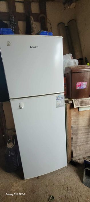 Продавам малък хладилник Candy с горна камера
