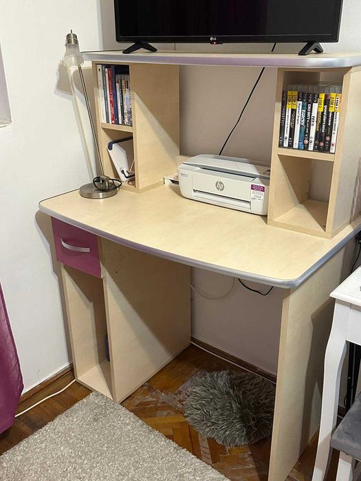 Vând dormitor de fetiță cu masă de birou.