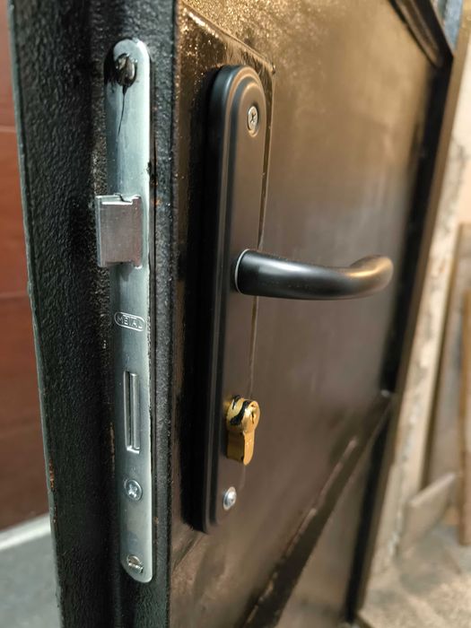 Метална врата 90х200 с каса, реставрирана