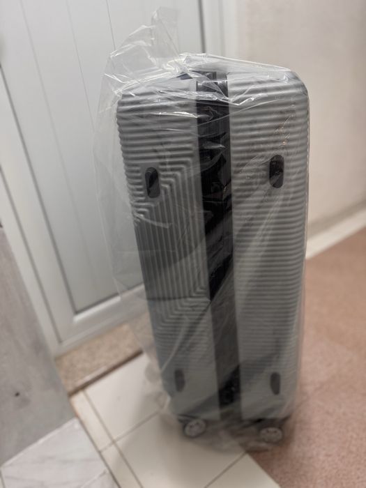 Ръчен куфар/сак с колелца Guess и голям куфар