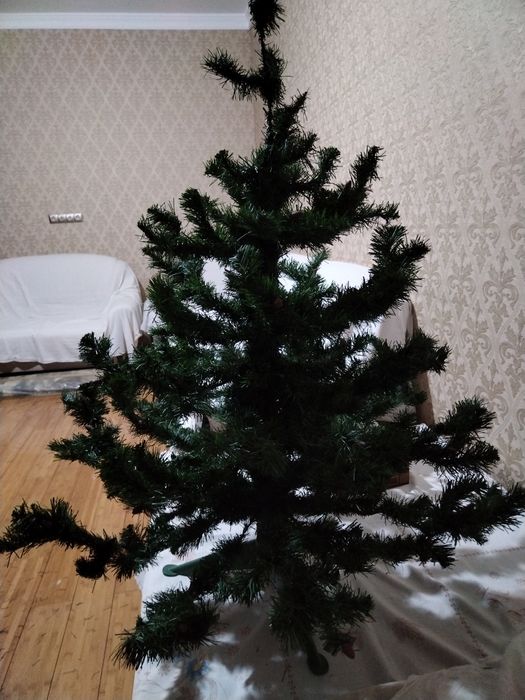 Продаётся искусственная новогодняя ёлка.