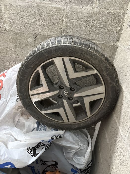 На Hyundai Продам диски с зимними и летними шинами в хорошем состоянии