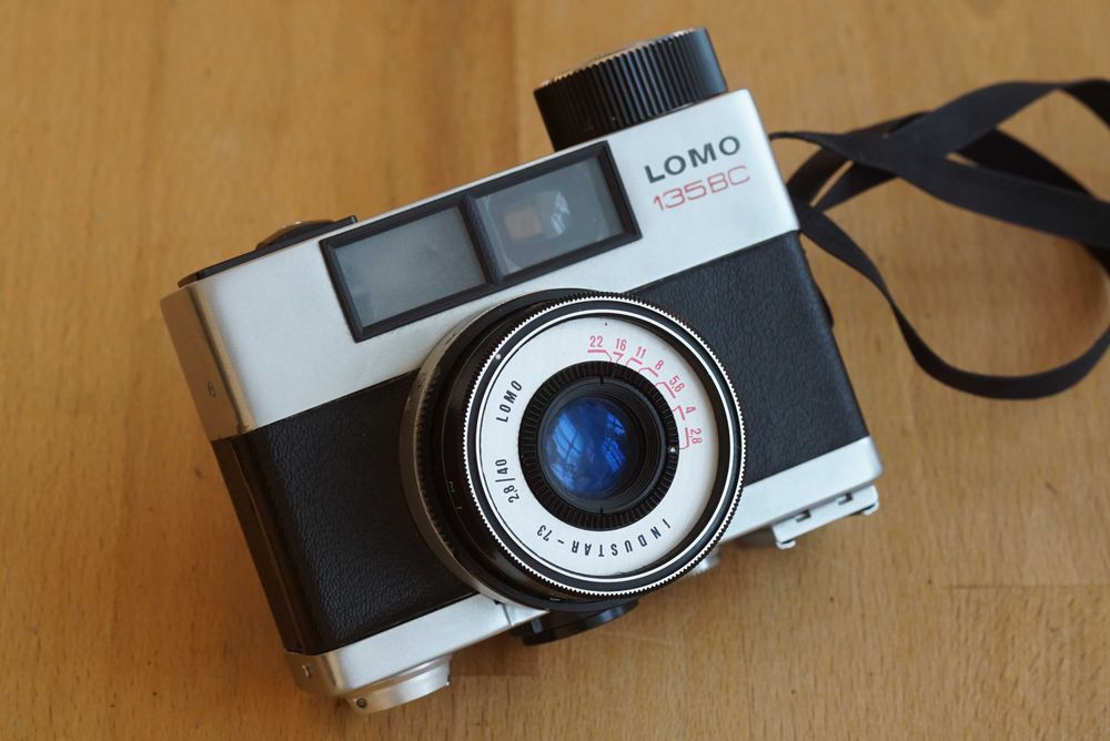 Aparat foto pe film Lomo 135BC vintage, precum Rollei 35