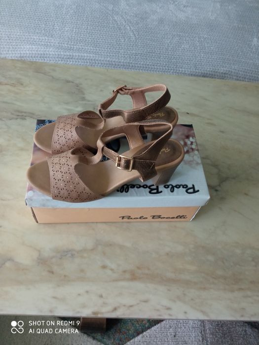 Сандали нови