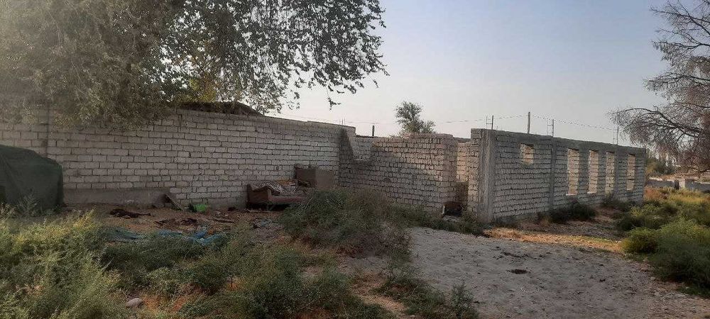 Продаётся земля в Чиназском районе 1,6 гектар с недостроенным зданиями