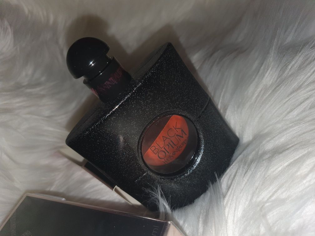 Parfumul Yves Saint Laurent Black Opium