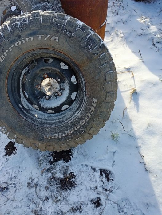 Продам резину с дисками на УАЗ